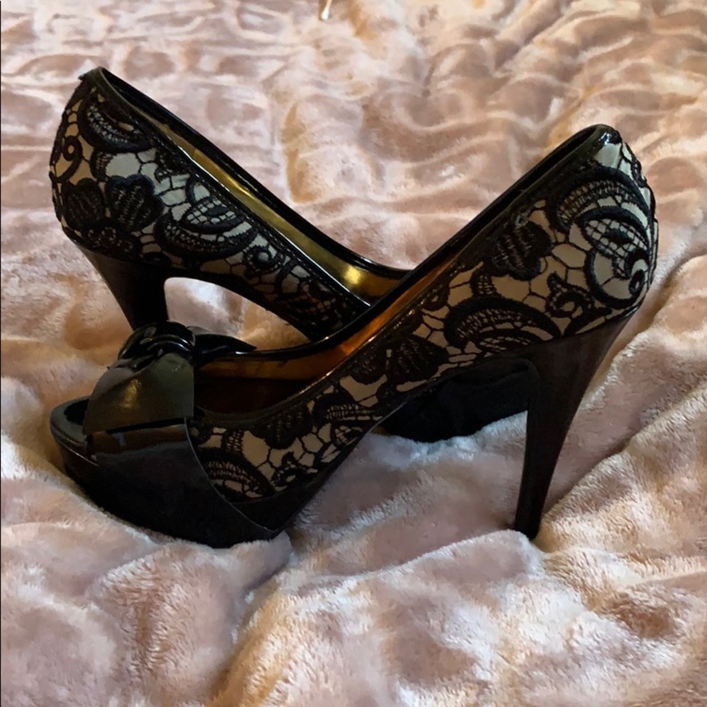 GUESS Lace platform pumps